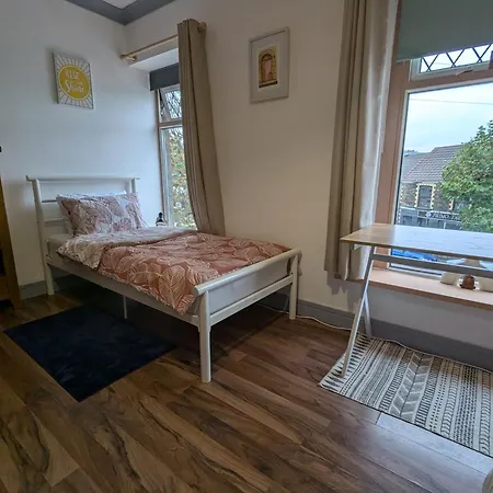 R5 - Triple Room Retreat - Near Beach, Parks, Trails, City - Wifi, Free Parking - Self Catering Swansea Exterior photo