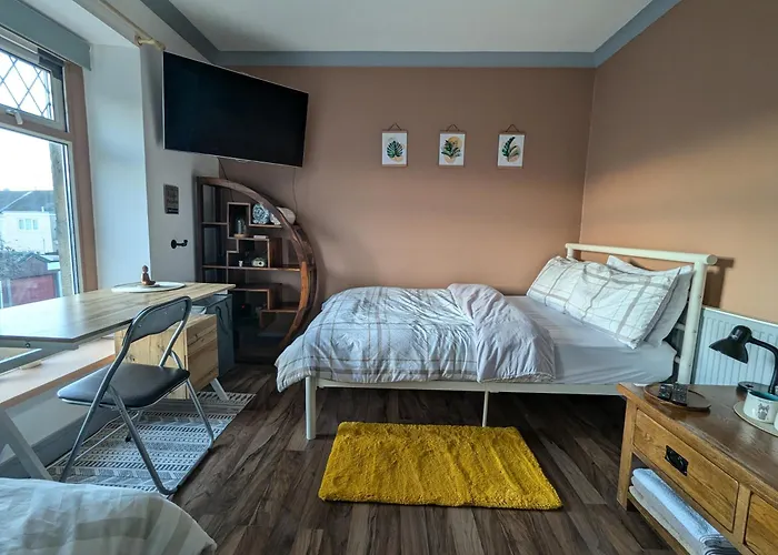 R5 - Triple Room Retreat - Near Beach, Parks, Trails, City - Wifi, Free Parking - Self Catering