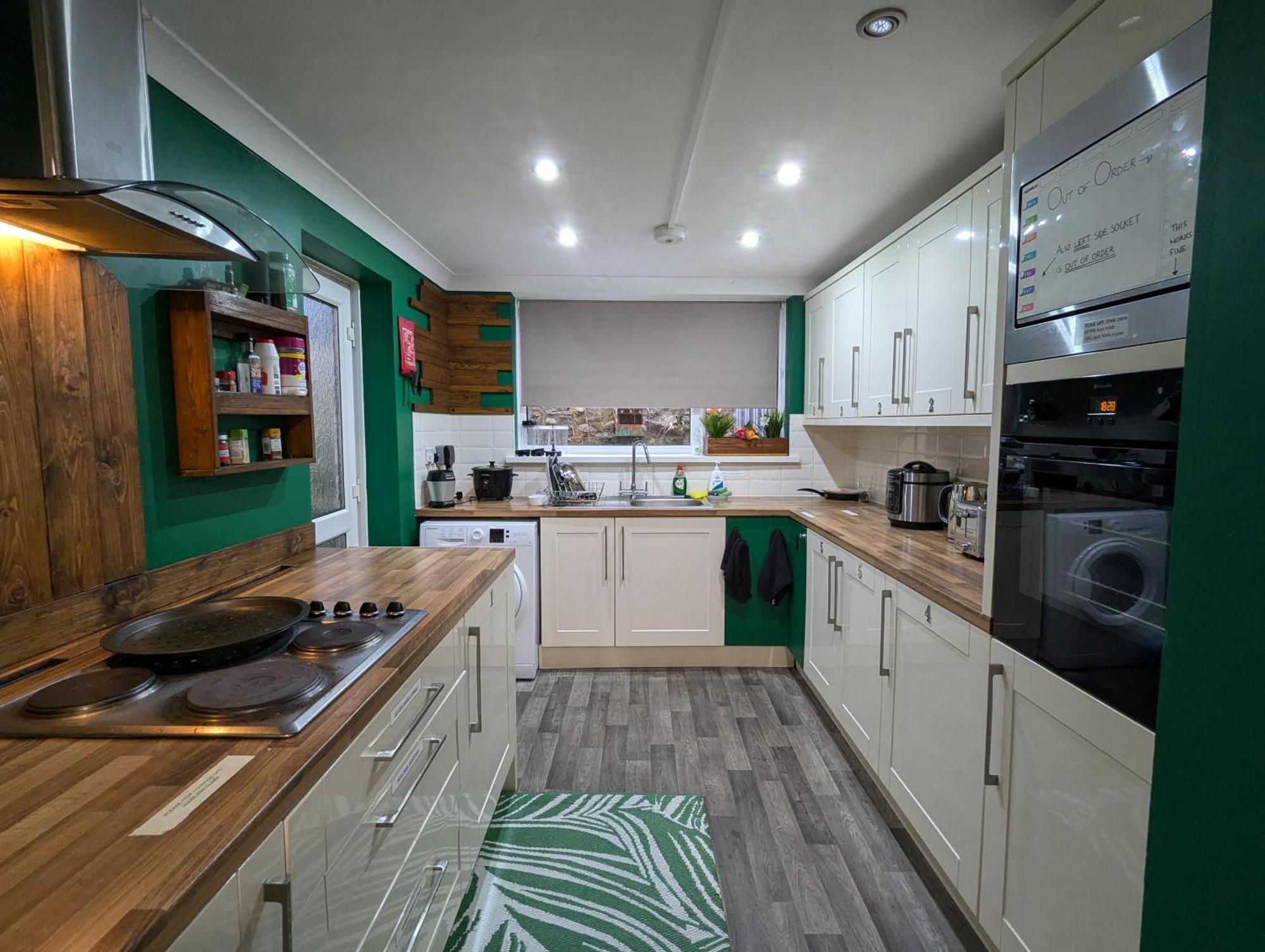 R5 - Triple Retreat - Near Beach, Parks, Trails, - Wifi, Free Parking - Self Catering Swansea