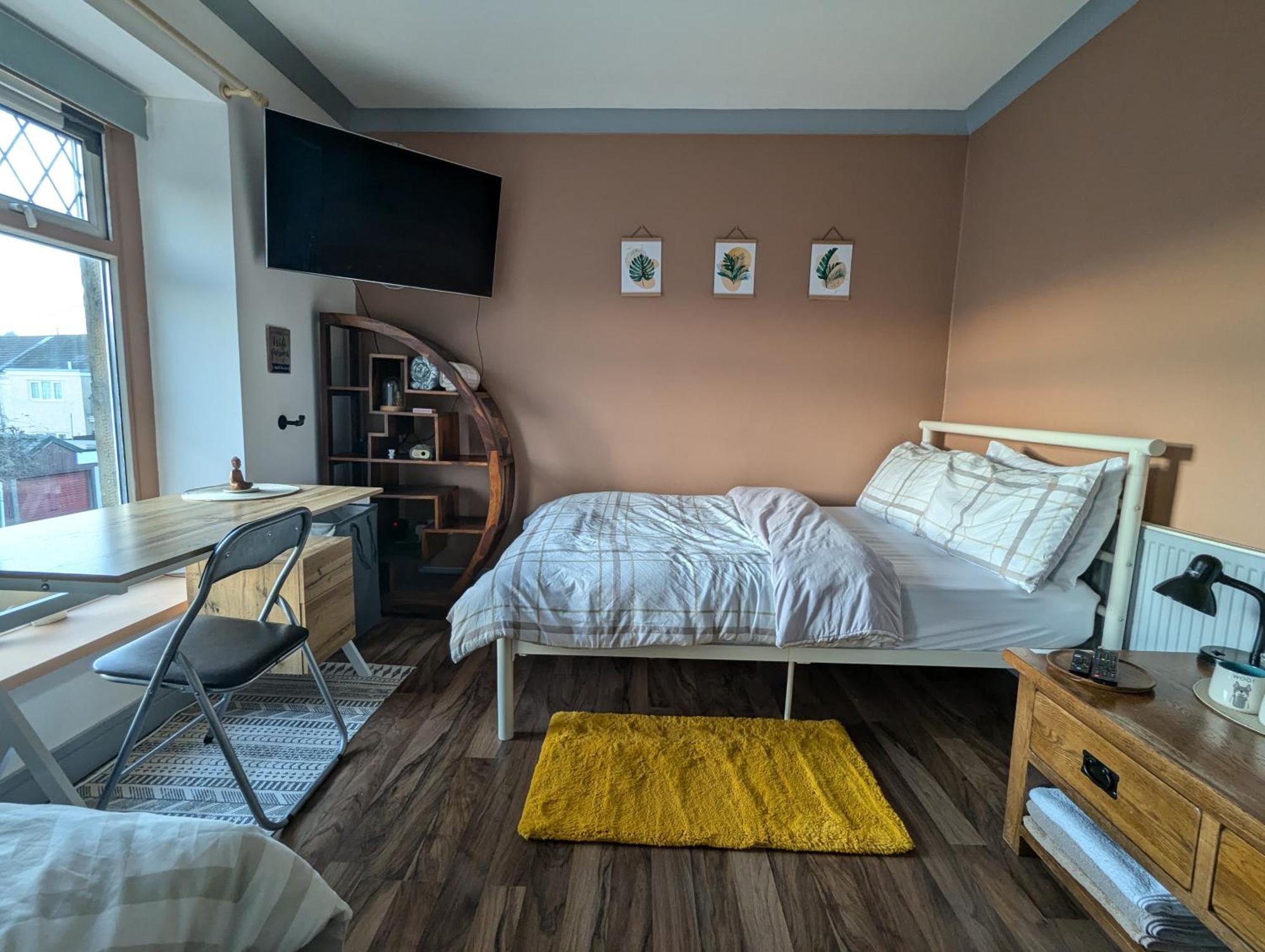 R5 - Triple Retreat - Near Beach, Parks, Trails, - Wifi, Free Parking - Self Catering * Swansea