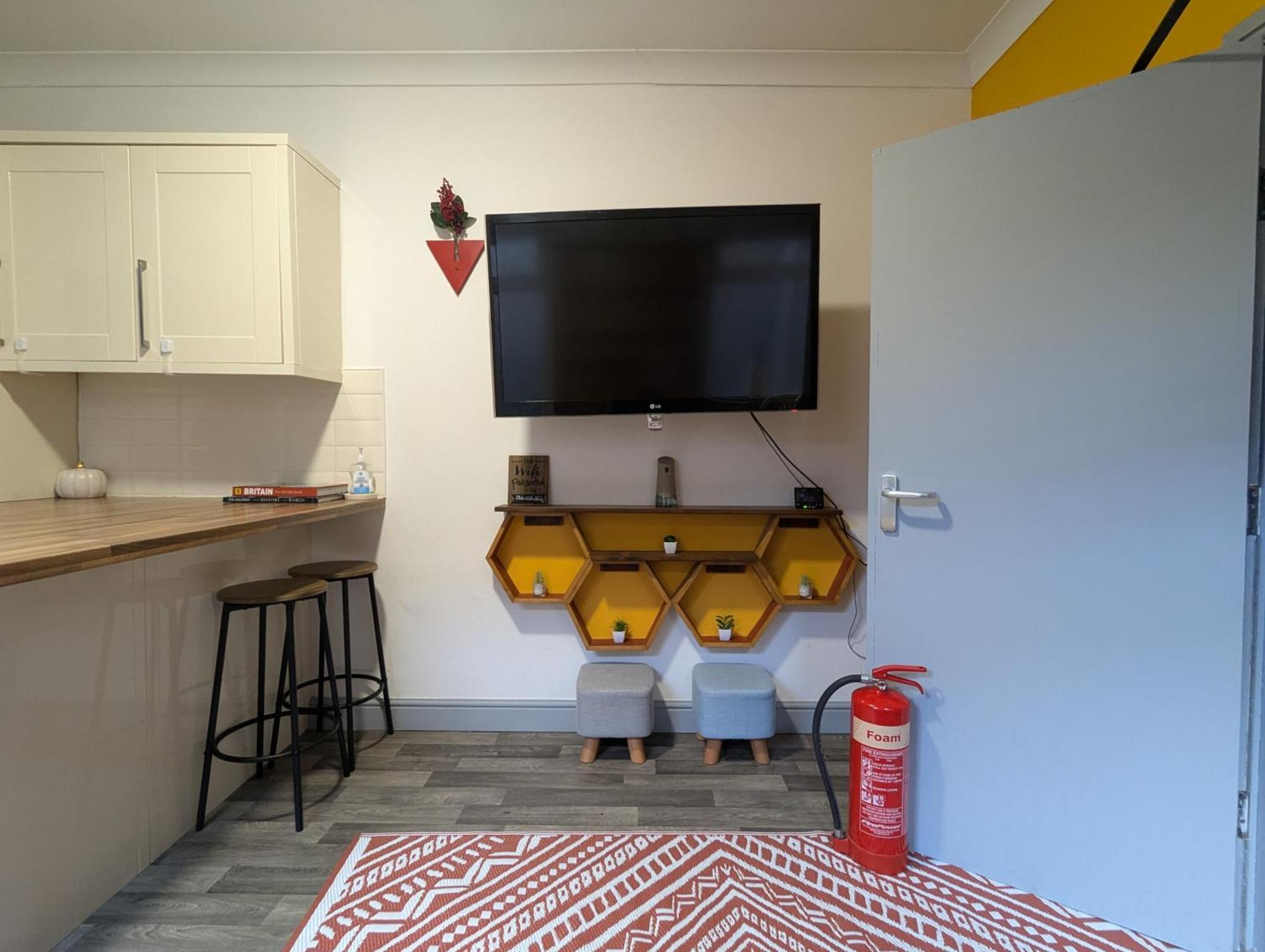 R5 - Triple Retreat - Near Beach, Parks, Trails, - Wifi, Free Parking - Self Catering Swansea